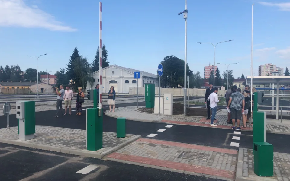 Na parkovišti jsou další nová místa.