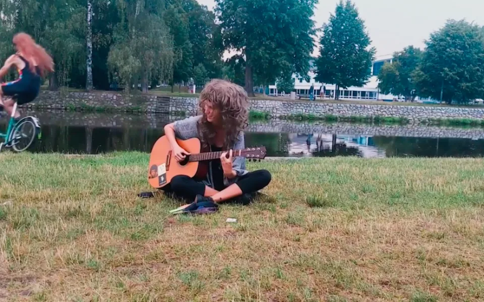 Lidé topící se v řece. Video paroduje jednu z největších obav budějčáků