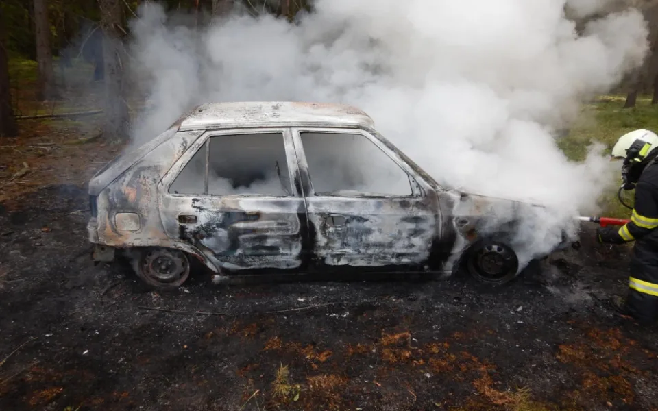 Muž šel na houby, mezitím mu shořelo auto