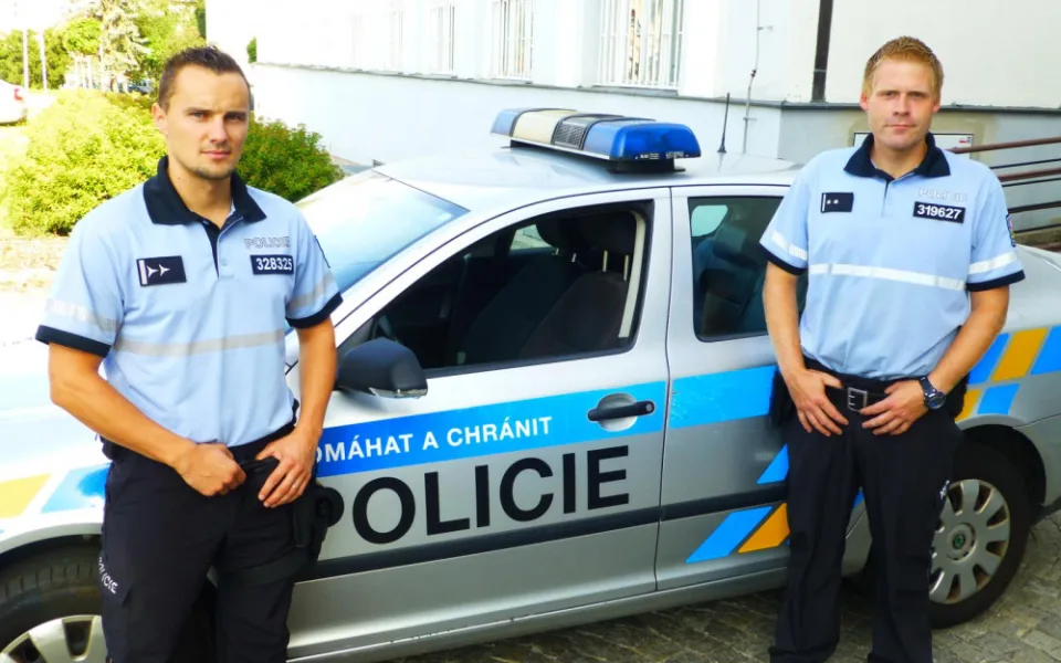 Muž se chtěl zabít skokem pod vlak, policisté mu sebevraždu rozmluvili