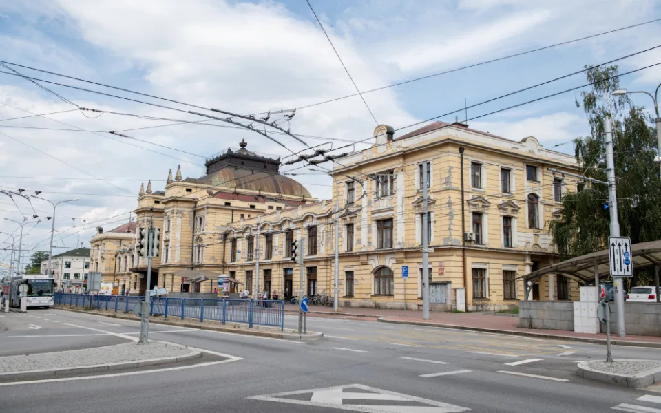 Rekonstrukci už si budova vlakového nádraží opravdu zaslouží.