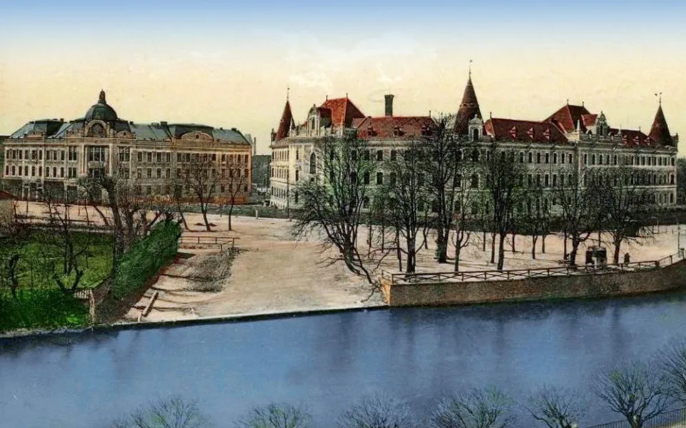Levý břeh Malše po roce 1903 s přístavištěm, okresním domem a justičním palácem.
