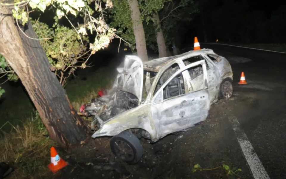 U Munic hořelo auto, zranil se řidič i spolujezdec