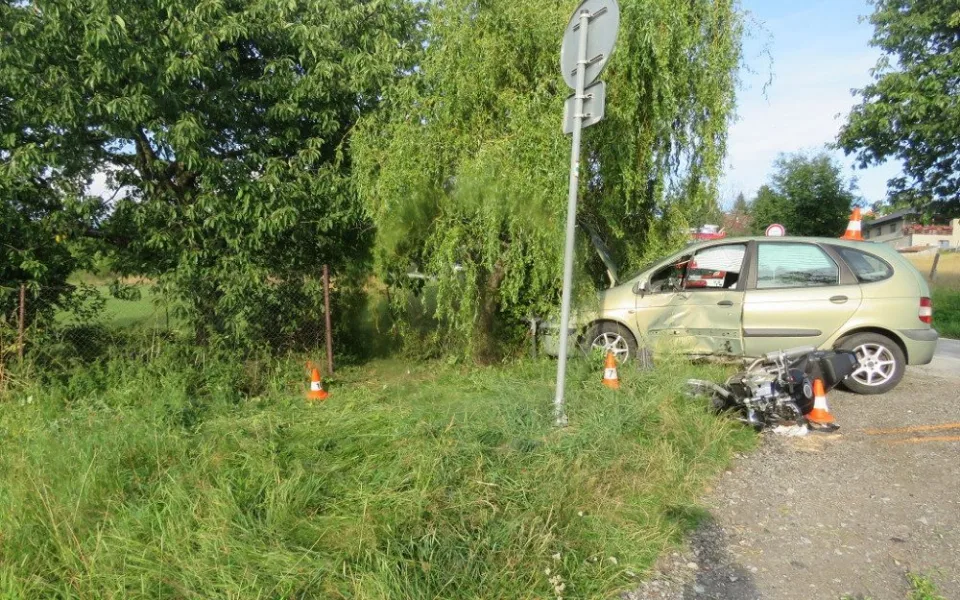 Vážná nehoda osobáku s motorkářem si vyžádala těžké zranění. Škoda je přes sto tisíc