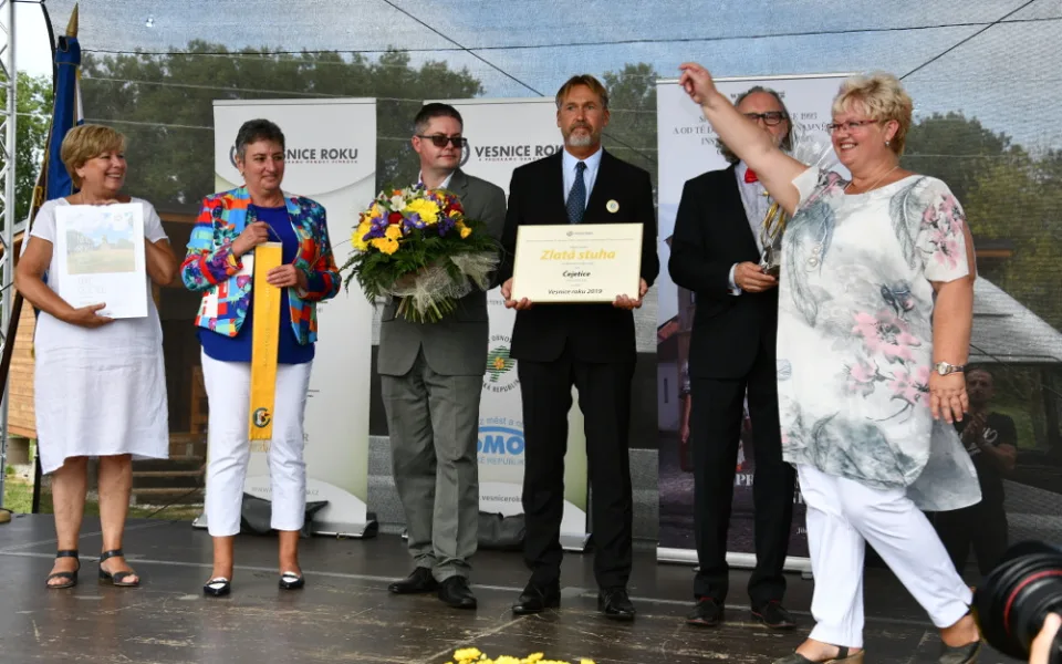 Hejtmanka Stráská dekorovala Zlatou stuhou Čejetice, vítěze jihočeského kola Vesnice roku 2019