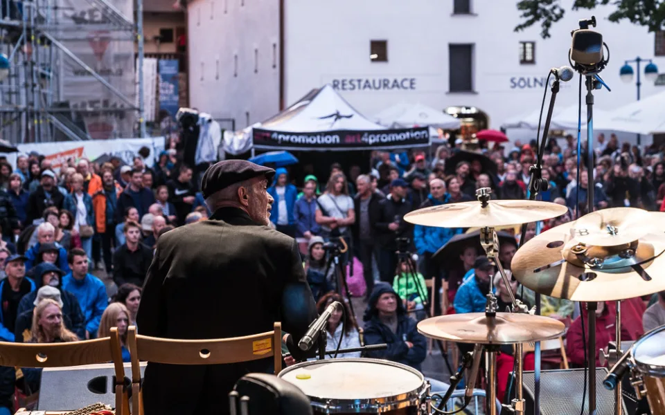 Na Piaristickém náměstí proběhl devátý ročník jihočeského jazzového festivalu
