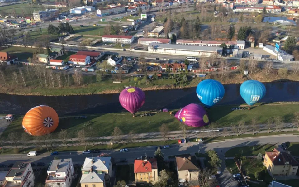 Balóny zahájily sezónu. Poslední březnový den letěly do Novohradských hor
