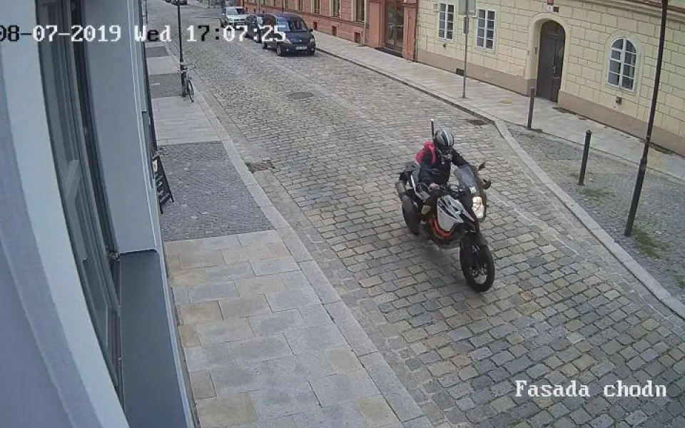 Během tří minut zmizela motorka za 300 tisíc. Po zloději z centra Budějc pátrá policie
