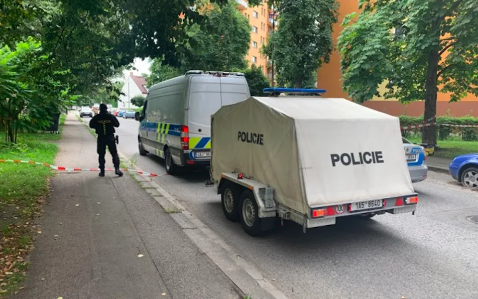 Na místě jsou policisté, kteří vyčkají až do příjezdu pyrotechnika