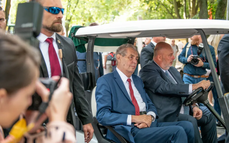 Miloše Zeman se vozil v golfovém vozíku. Řízení se ujal Miroslav Toman.