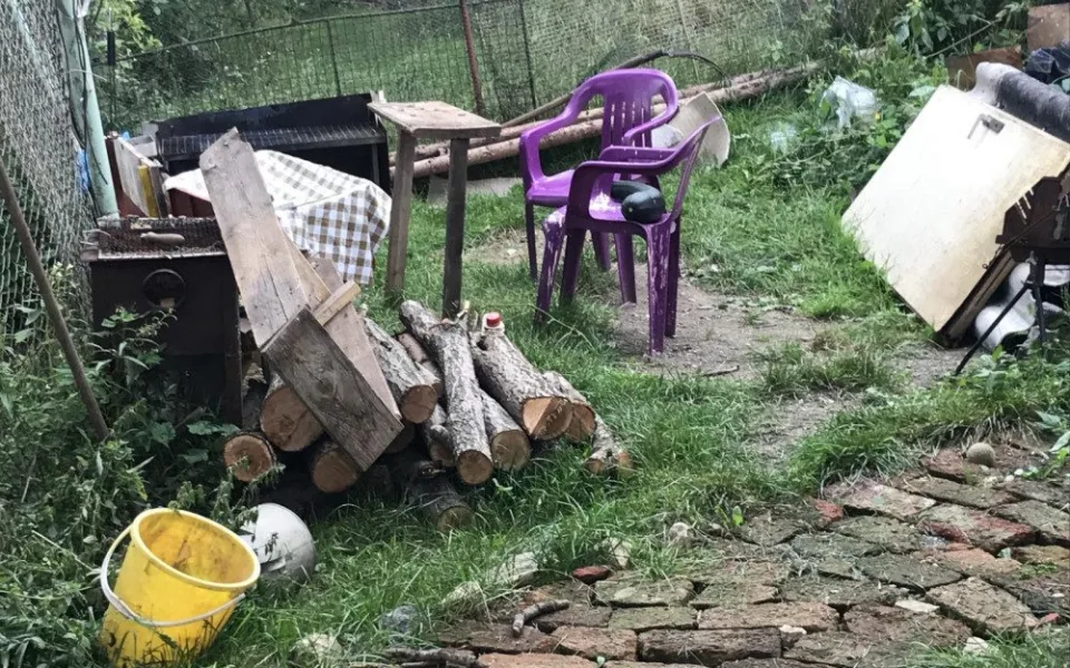 Dvaadvacetiletý muž v hádce ubodal kamaráda, jeho tělo ukryl na zahradě a zaházel odpadky