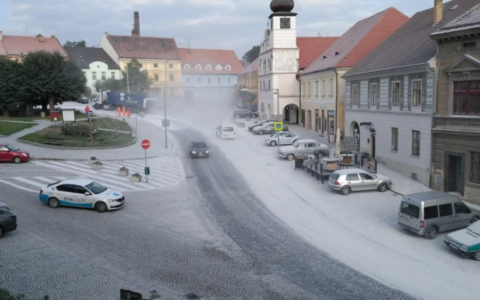 Vápencový prach v centru Volyně způsobil lidem škody, firma je zaplatí
