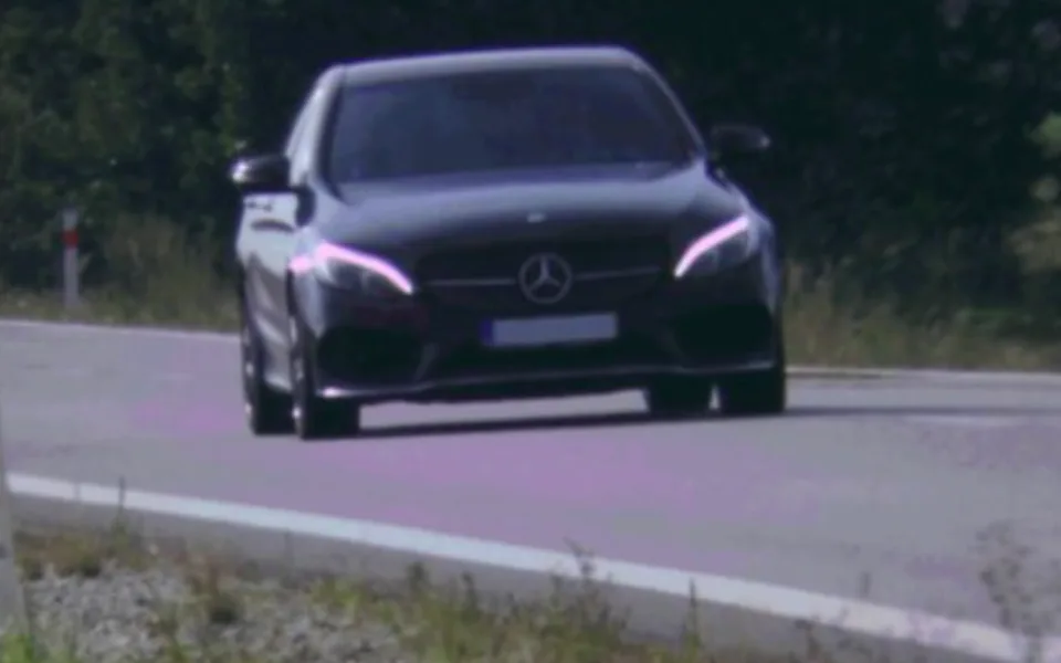 Řidič si splet silnici se závodním okruhem, hnal se rychlostí 217 kilometrů za hodinu