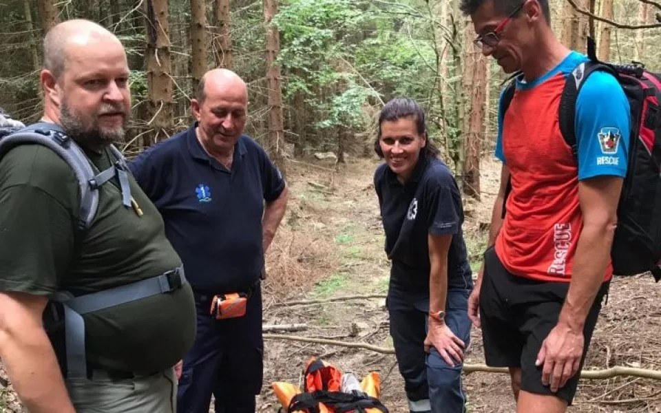 Velké štěstí měla šestašedesátiletá turistka z Německa, která si na konci týdne během túry v náročném terénu na Medvědí stezce z Nového Údolí do Nové Pece, zlomila nohu.