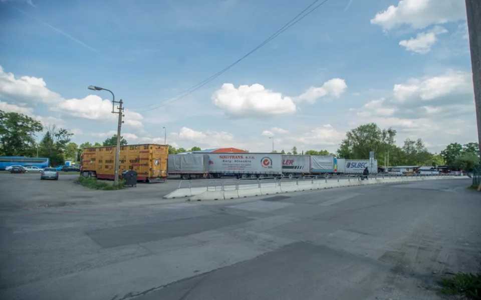Na místě, kde se dříve prodávaly brambory, má vzniknout odstavné parkoviště.