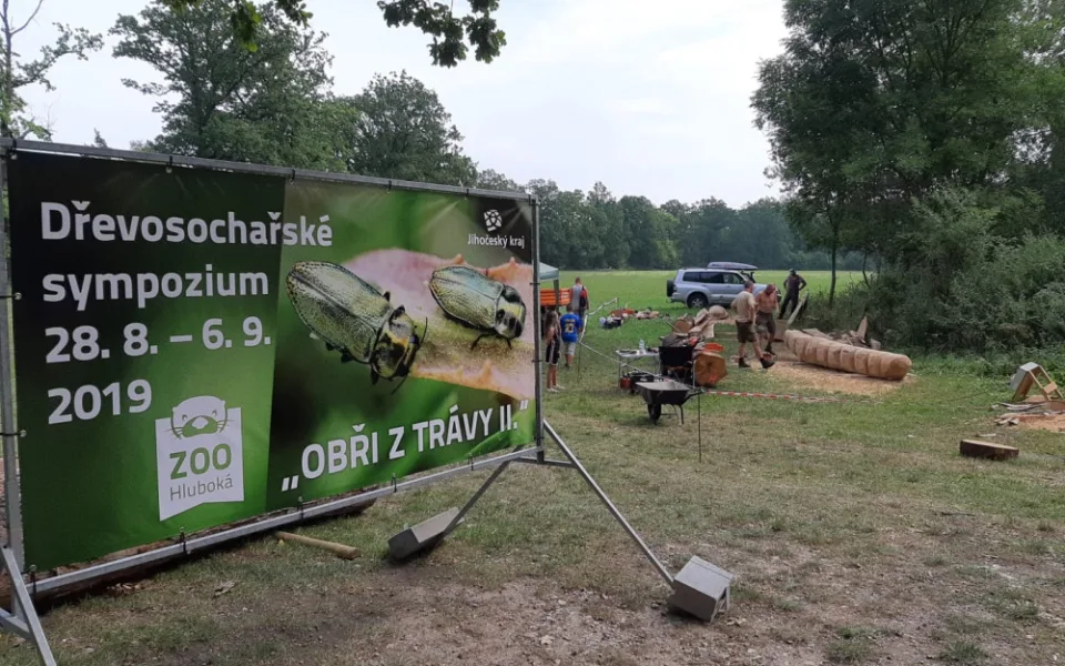 I v letošním roce probíhá před areálem Jihočeské zoologické zahrady v Hluboké nad Vltavou druhý ročník dřevosochařského sympozia pod názvem „Obři z trávy''.