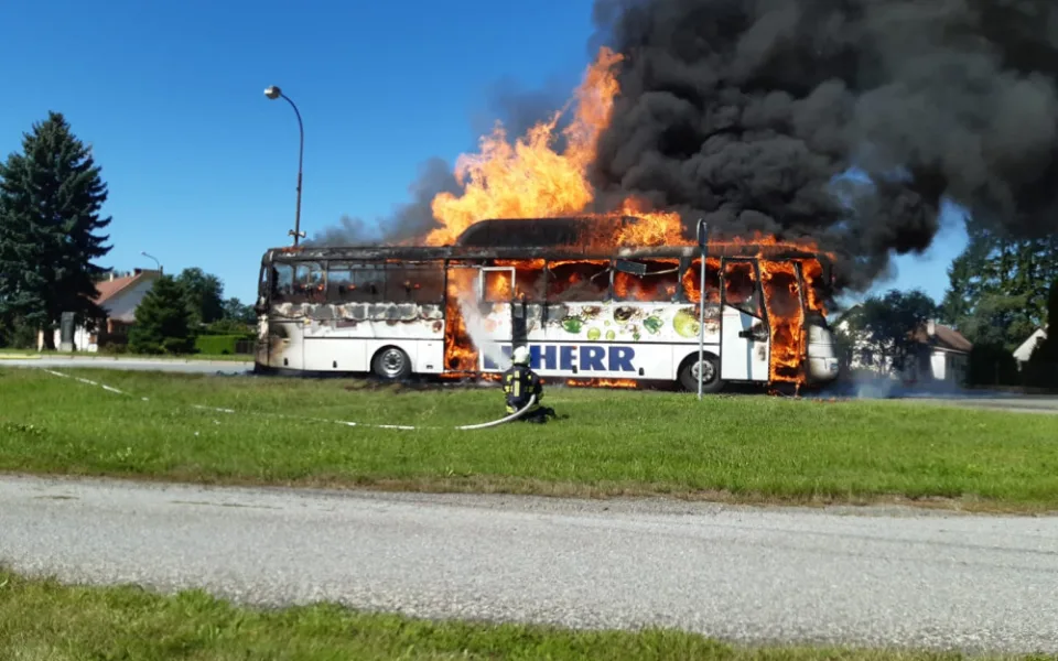 Na Táborsku shořel autobus na zemní plyn, cestovalo v něm dvacet lidí