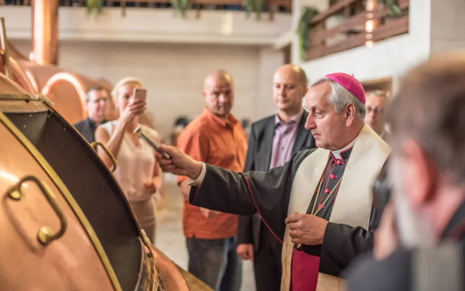Požehnaný světlý ležák pomůže charitě a poputuje i do Vatikánu