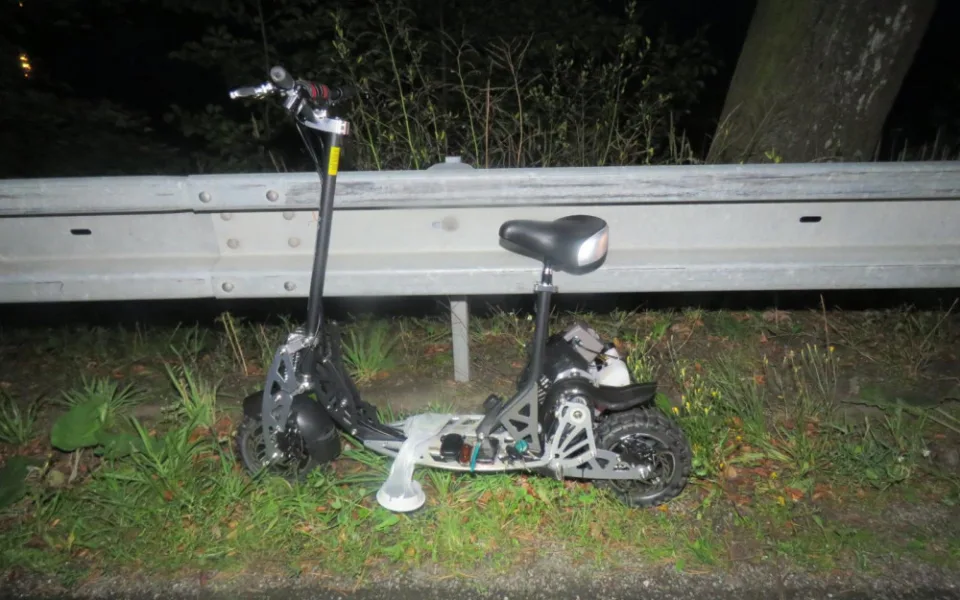 Starší muž měl tudy projíždět na motorové koloběžce a havarovat. Na místě byl nalezen v bezvědomí.