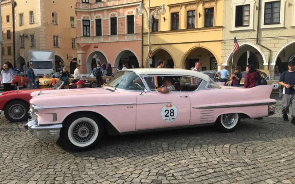 Na náměstí odstartoval desátý ročník veteránské rallye, sjelo se 150 aut