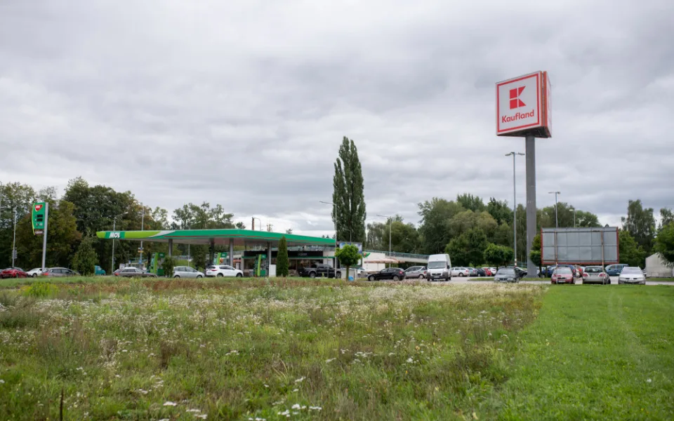 Plocha, kde by měl obchodní objekt stát