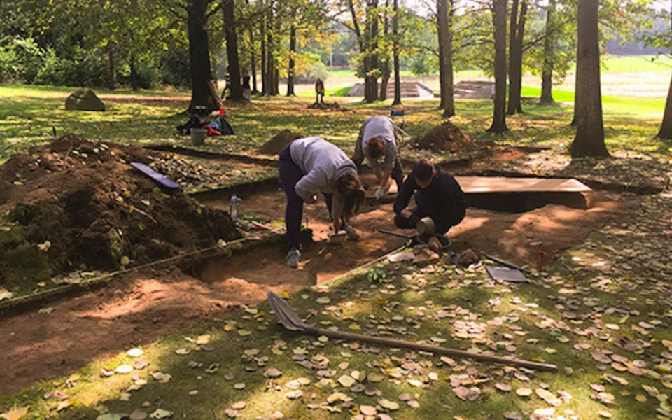 Archeologové našli v Letech na Písecku, kde byl za války romský koncentrační tábor, hroby jednotlivců