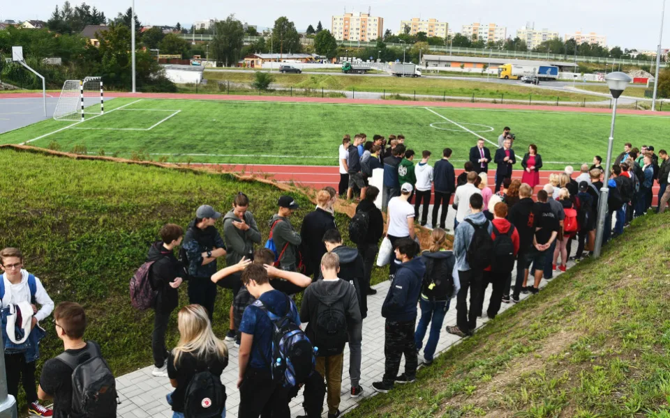 Budějcká automobilní a technická škola má nový sportovní areál. Na výstavbu přispěl kraj