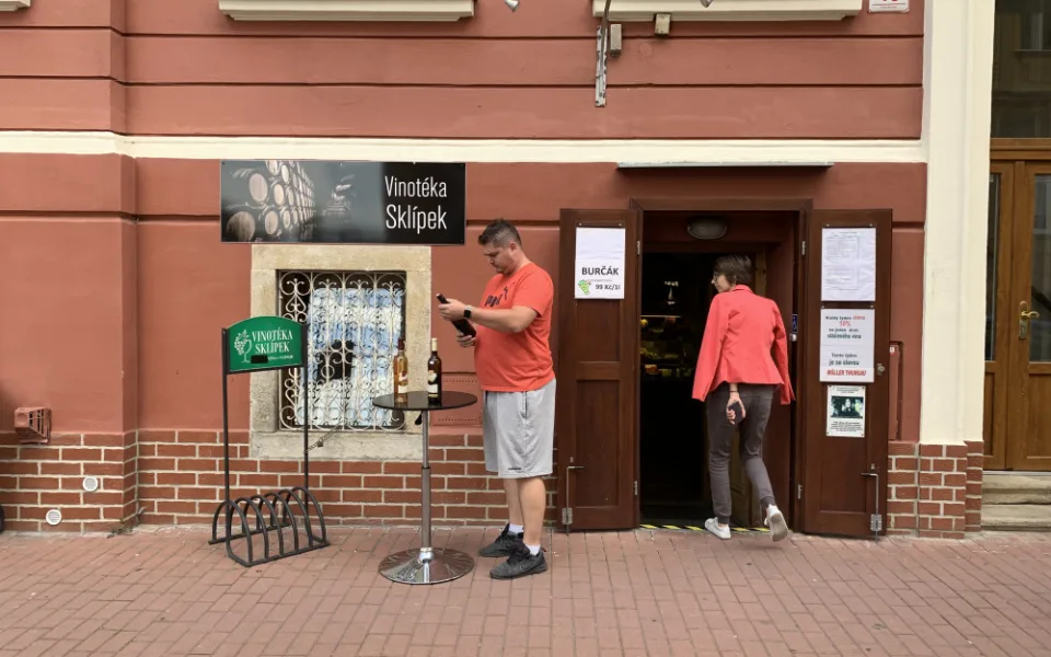 Máte chuť na kvalitní víno či sezónní burčák a nechce se vám pro něj do vinotéky? Nezoufejte. Přímo domů vám oblíbený nápoj přiveze Vinotéka Sklípek