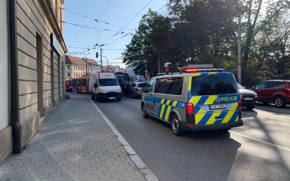 K nehodě trolejbusu a dvou osobních auto došlo dnes po osmé hodině ráno.