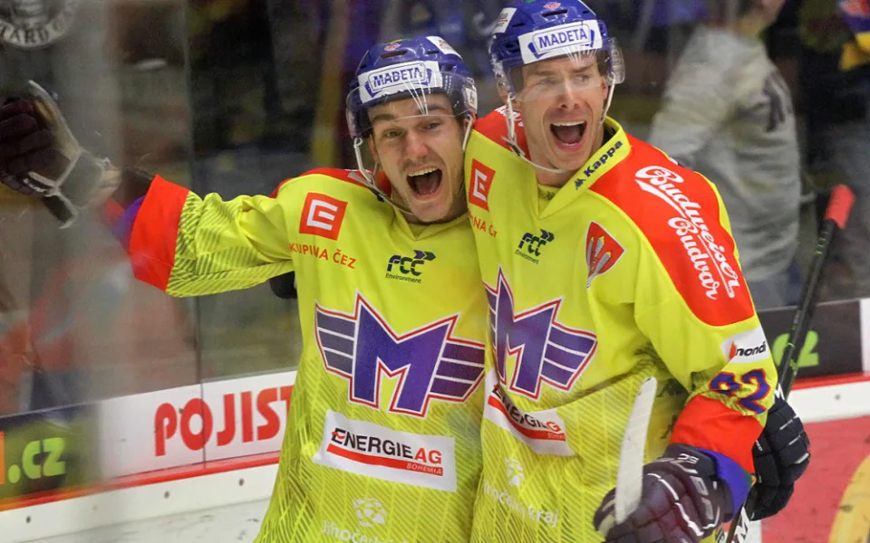 Jiří Šimánek (vpravo) připravil pro Zdeňka Doležala gólové zakončení
