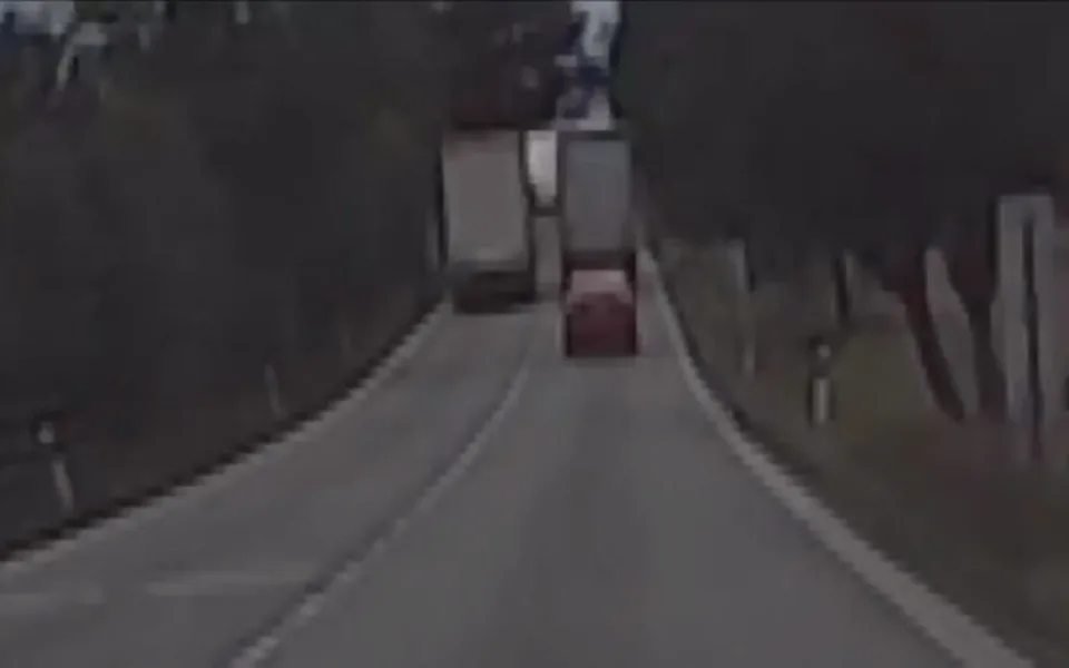 Řidič kamionu předjížděl u Vodňan další kamion. Incident řeší policie