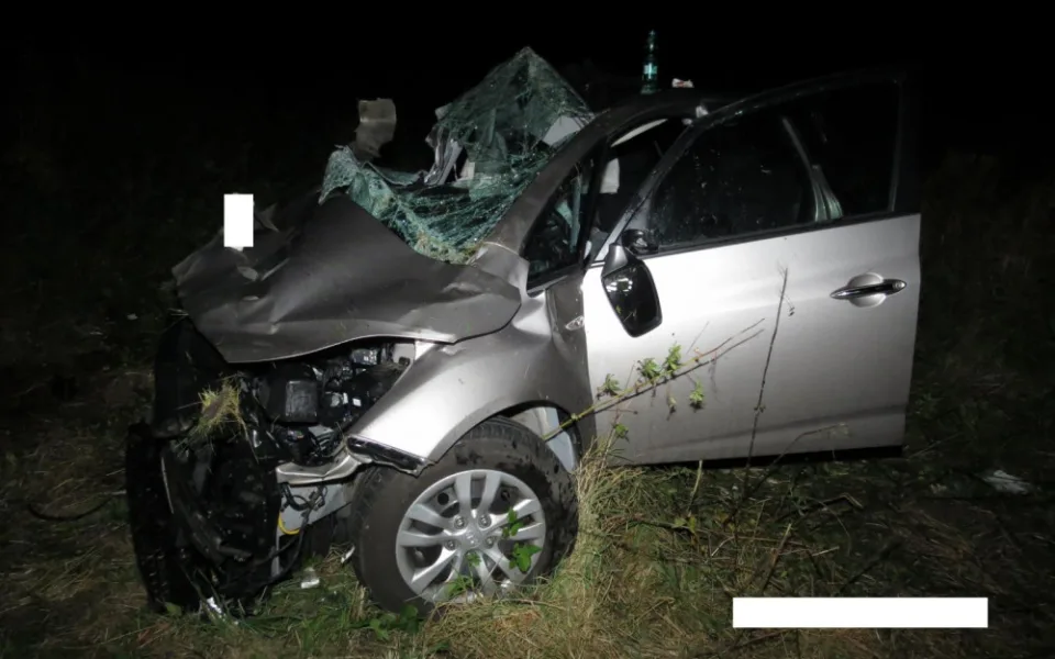 Řidič osobáku nedal přednost náklaďáku, dva lidé se těžce zranili