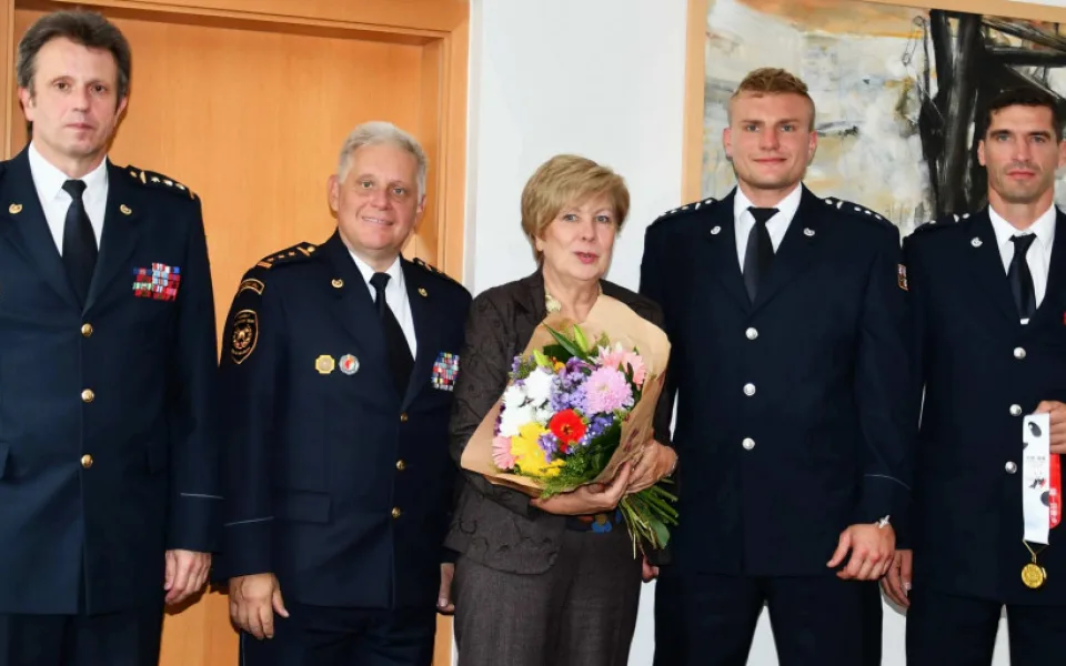 Hejtmanka poslala nejtvrdší hasiče světa za odměnu do lázní. V čínském horku a vlhku museli v plné polní vyběhnout budovu s 53 patry