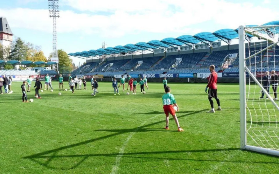 Děti ze čtyř dětských domovů navštívily Střelecký ostrov. Na vlastní oči viděly trénink fotbalistů Dynama.