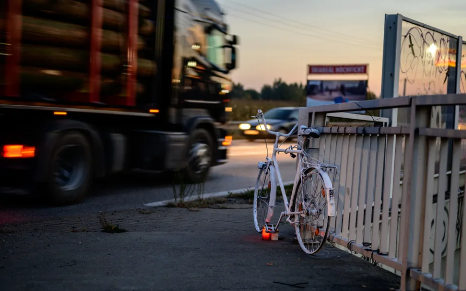Ghost bike na místě nehody.