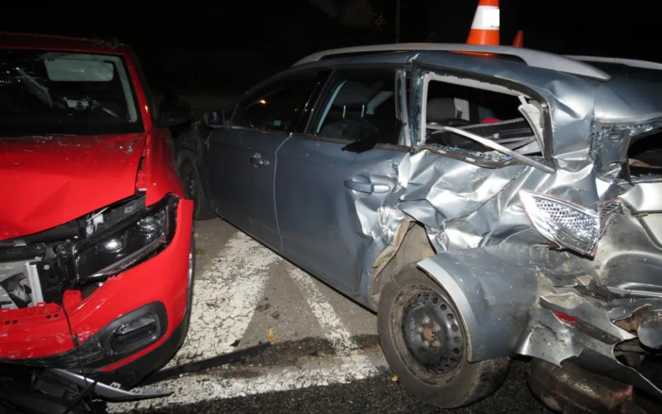 Řidič osobáku poškodil pět aut, od nehody odešel. Škoda je nejméně 600 tisíc korun