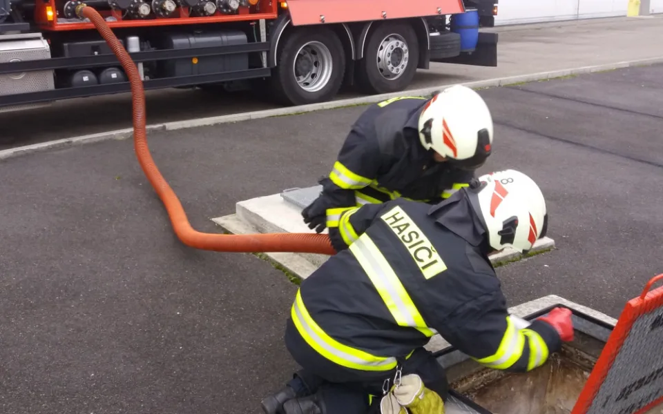 Hasiči si vyzkoušeli tankování nafty netradičně z nádrže jednoho z dieselgeneratoru