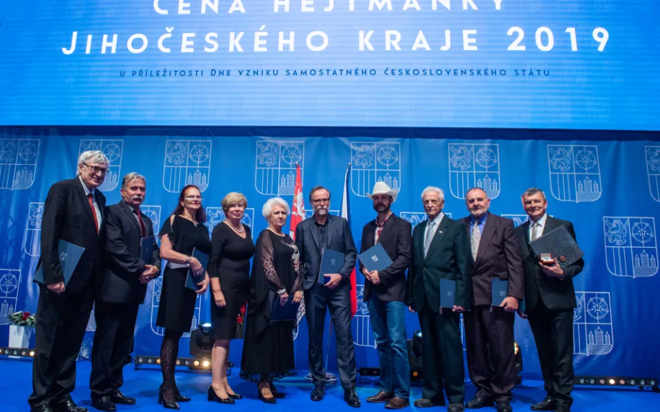 Na snímku zleva: Jiří Kuthan, Vladimír Caldr, Olga Shonová, hejtmanka Ivana Stráská, Eva Dvořáková, Karel Roden, Tomáš Neškodný, Ivo Vicena, František Záhora a Johann Hofbauer.