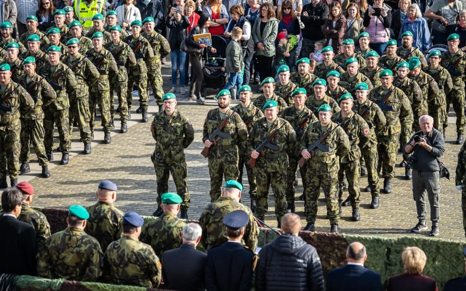 České Budějovice si připomněli 101. výročí vzniku republiky vojenskou přehlídkou