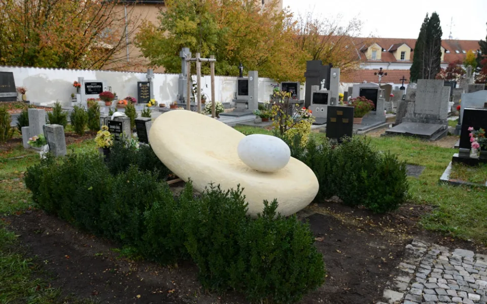 Zemřelé děti připomíná pomník, který vytvořil z hořického pískovce sochař Lukáš Šimek. Symbolizuje lůno matky a nenarozený plod.