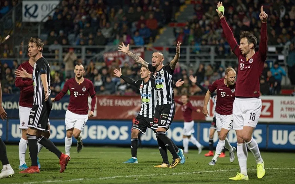 Dynamo končí po debaklu v domácím poháru. Sparta si odváží postup po vítězství 4:0.