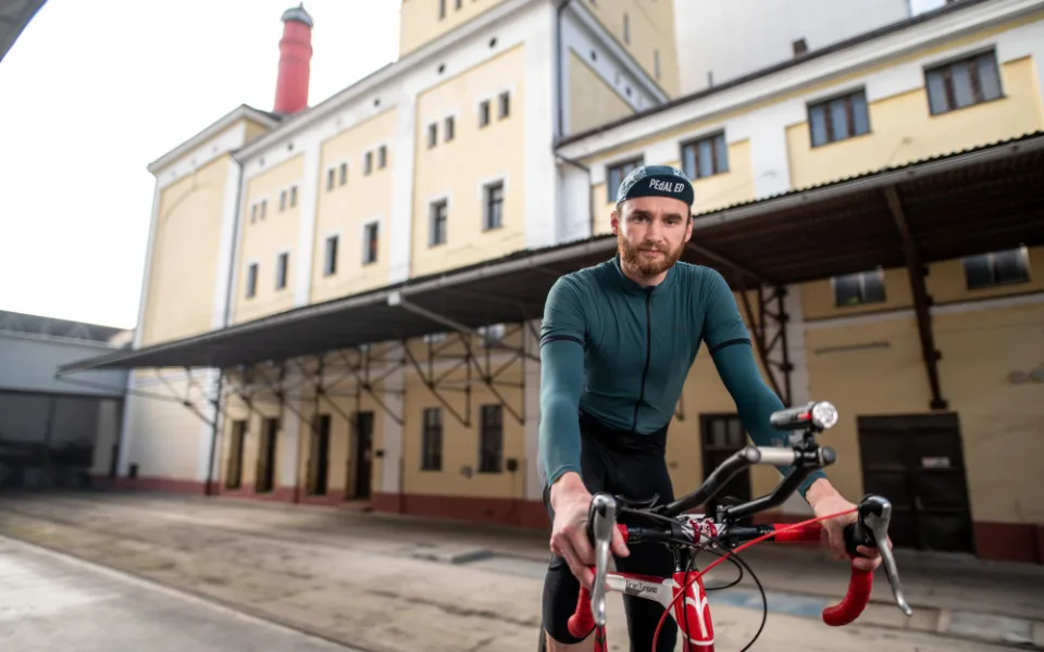 Bude to pěkná nálož, říká Jakub Vlček o nejtěžším cyklistickém závodě.
