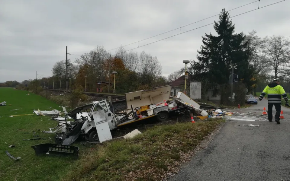 Dodávka se na Strakonicku srazila s rychlíkem, řidič auta je těžce zraněn
