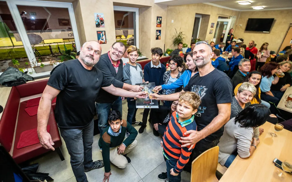 V Plané pokřtili charitativní kalendář hasiček a fotbalistů
