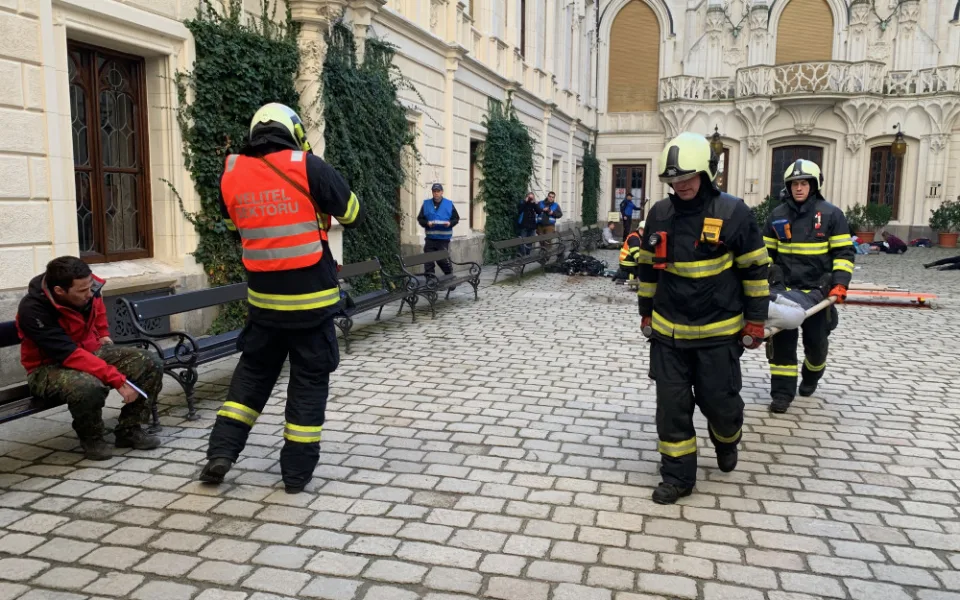 Výbuch, křik a desítky zraněných. Cvičení na Hluboké simulovalo zásah u exploze