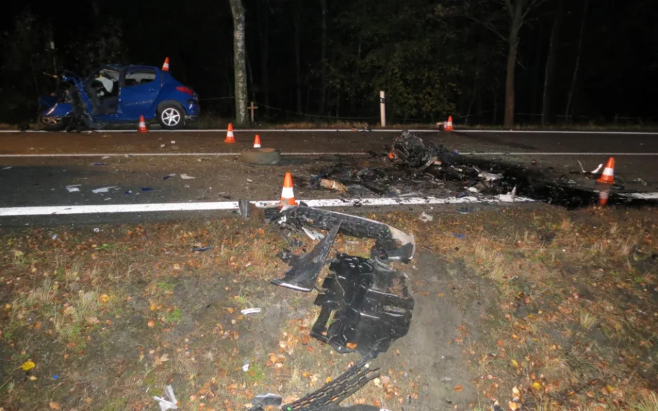 Při večerní nehodě se těžce zranil mladý řidič osobáku, na místě přistával vrtulník