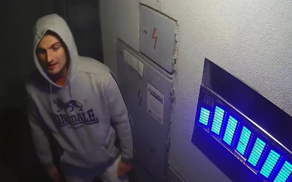Policisté pátrají po totožnosti muže, mohl by pomoci s objasněním poškození zvonků