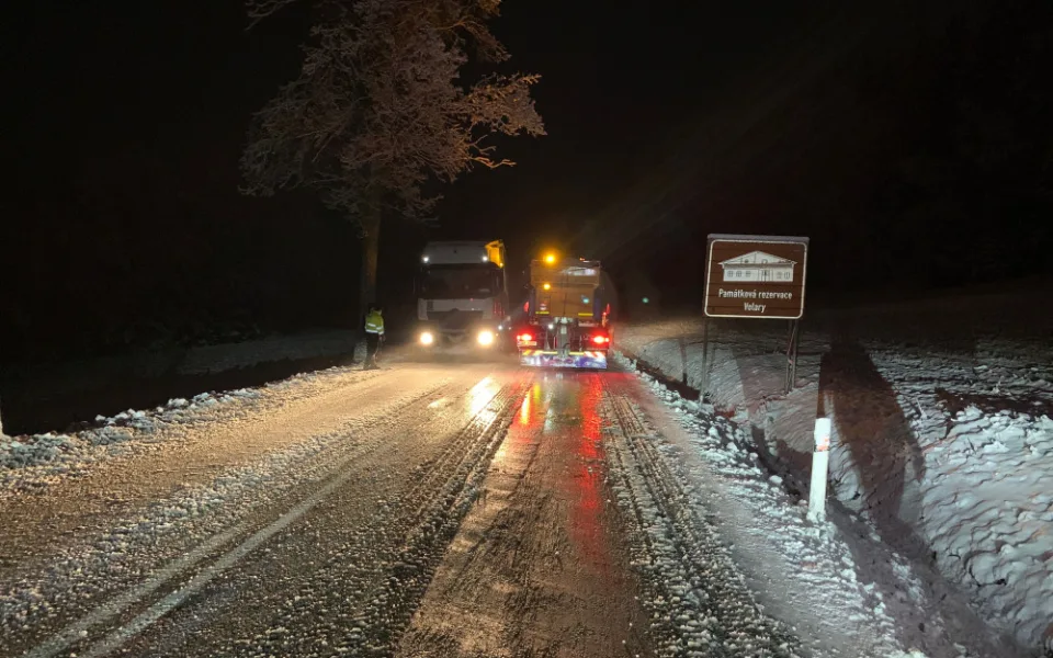 První letošní sníh v noci zkomplikoval dopravu na Strážný