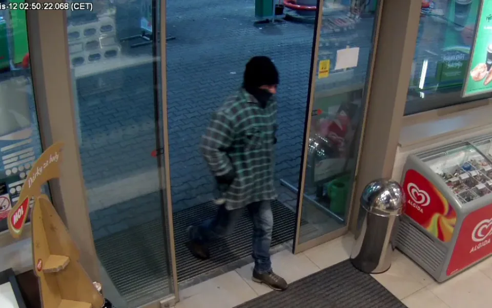 Policisté hledají svědky loupežného přepadení benzínky, ozbrojený pachatel ukradl peníze
