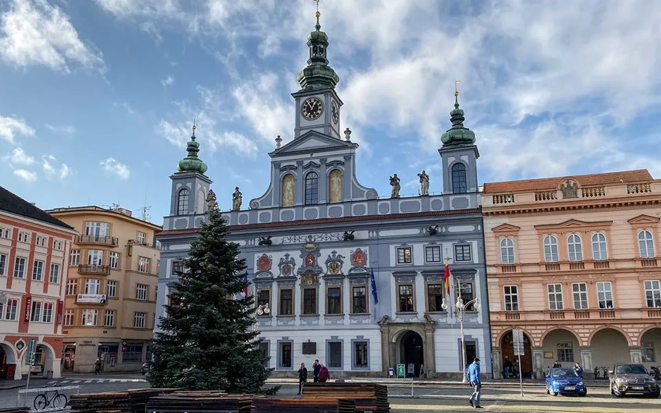 ANKETA: Budějcké náměstí už zdobí vánoční strom, rozsvítí se příští sobotu